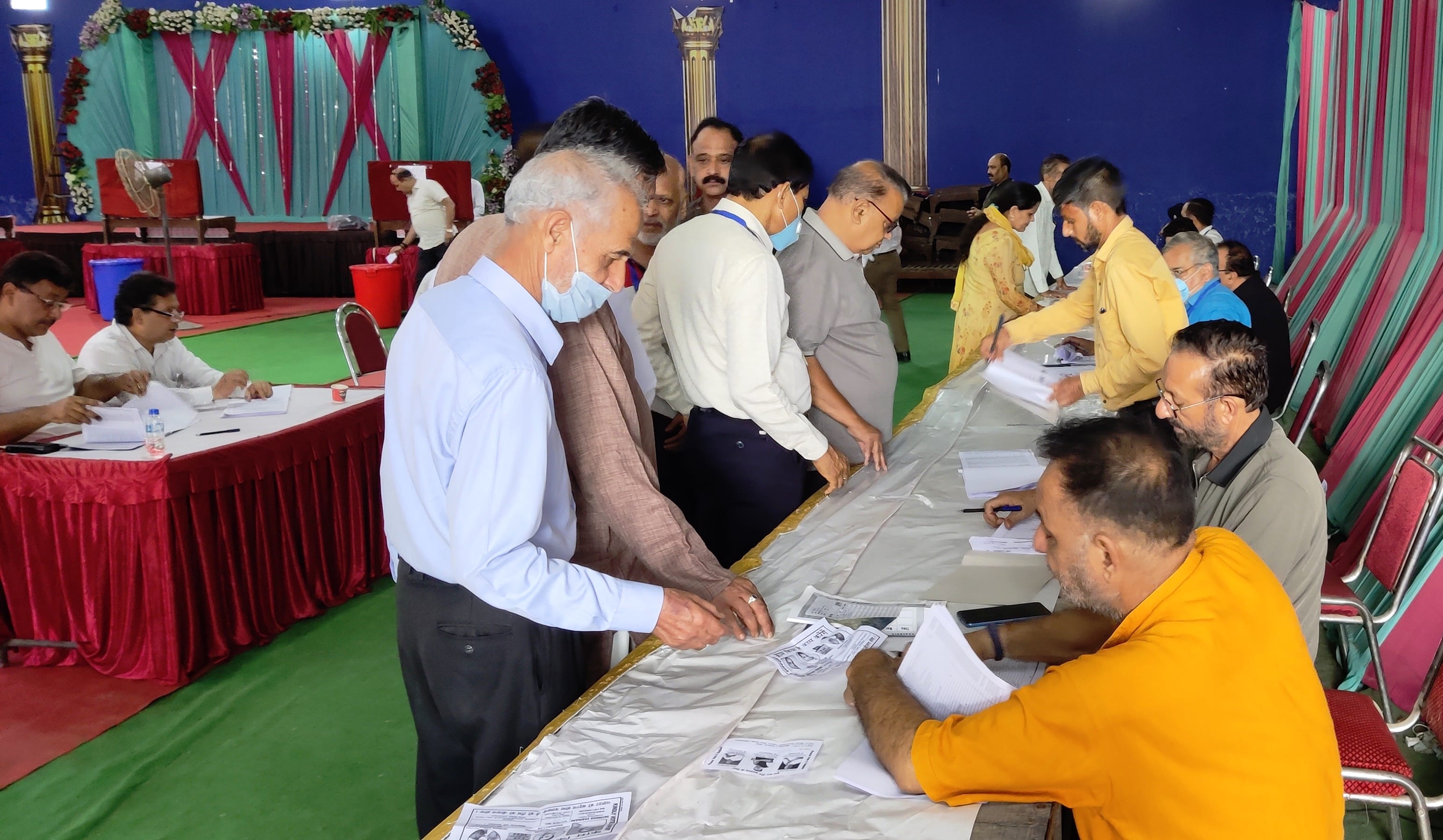 उधमपुर: वोट डालने के लिए पर्ची लेते हुए व्यापारी वर्ग.