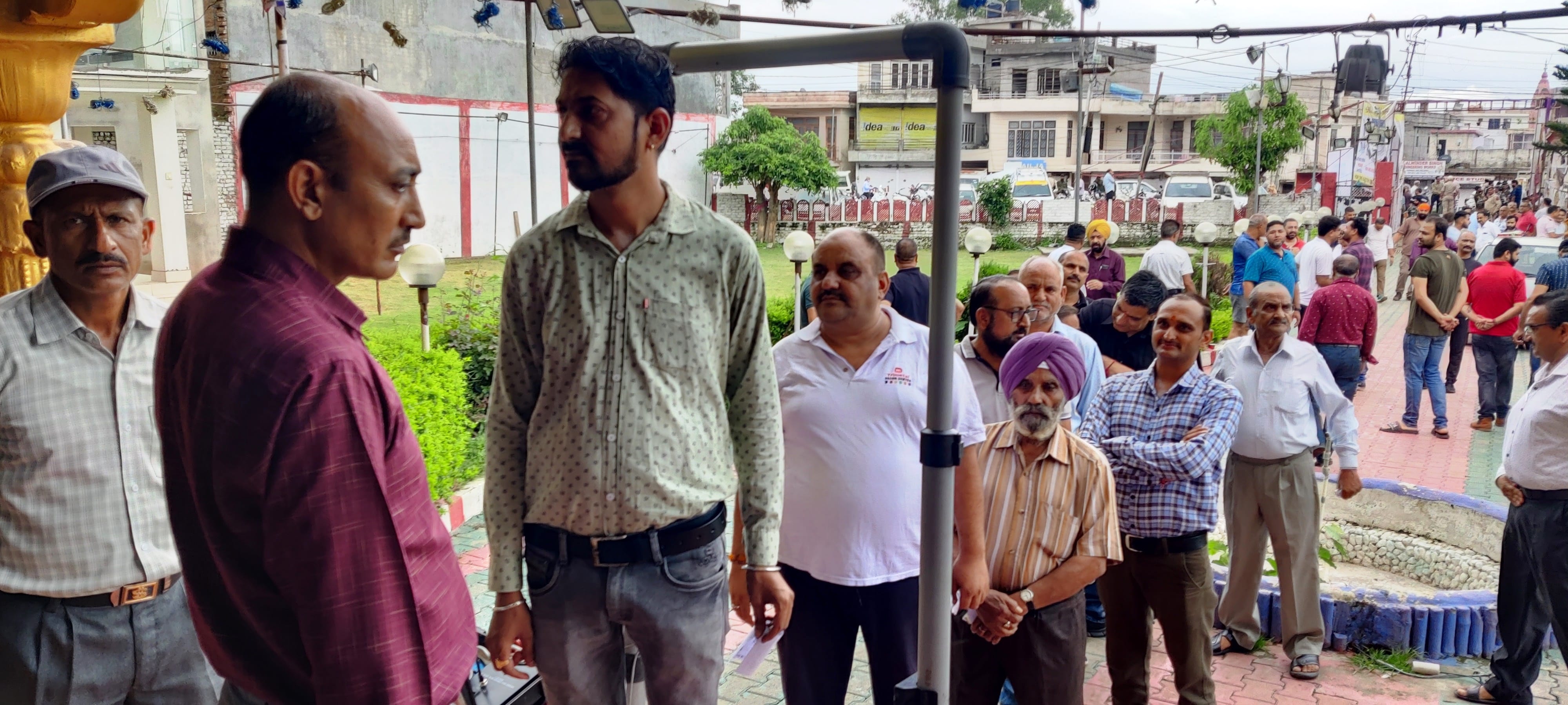उधमपुर: व्यापार मंडल के चुनाव मैं वोट डालने के लिए लाइन में खड़े भी पारी.