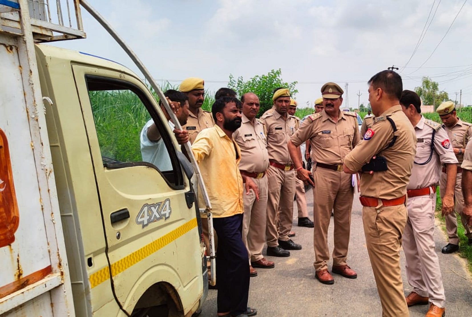 अमीनगर सराय मोड़ -रोशनगढ़ मार्ग पर  वाहन चालक सतीश गिरी से घटना की जानकारी लेते एएसपी मनीष कुमार म?