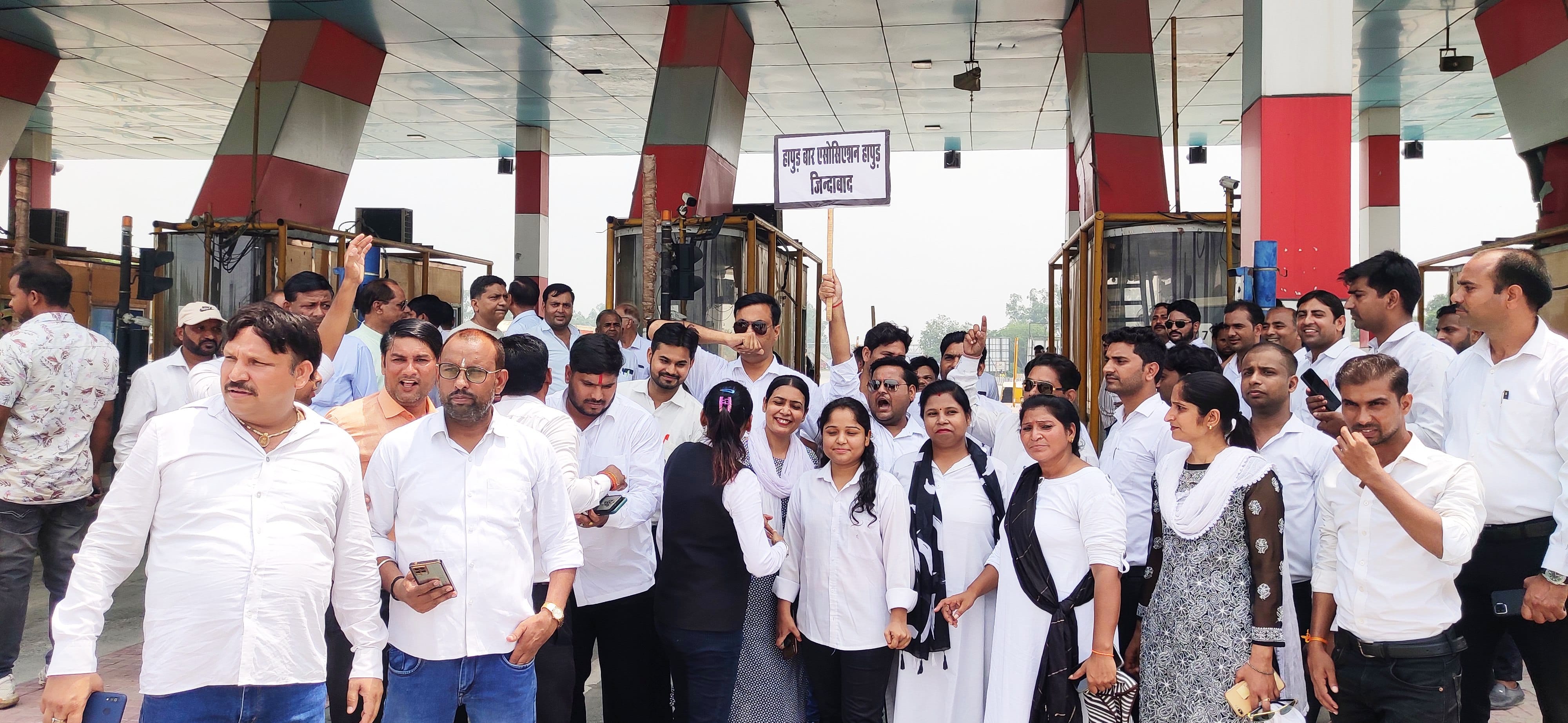 छिजारसी प्लाजा पर टोल फ्री कराते अधिवक्ता। छिजारसी प्लाजा पर टोल फ्री कराते अधिवक्ता।