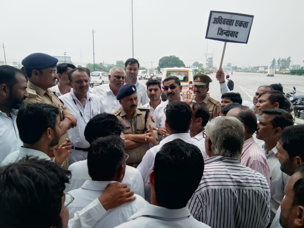 छिजारसी टोल प्लाजा पर हंगामा के दौरान अधिवक्ताओं को समझातें सीओ पिलखुवा। छिजारसी टोल प्लाजा पर हंगामा के दौरान अधिवक्ताओं को समझातें सीओ पिलखुवा।