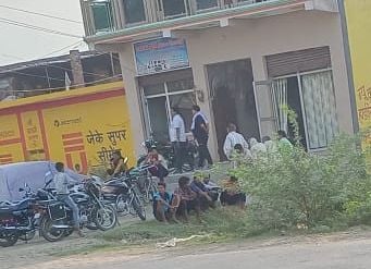 फोटो-03एयूआरपी-15- अछल्दा के एक अस्पताल के बाहर बैठे तीमारदार। संवाद फोटो-03एयूआरपी-15- अछल्दा के एक अस्पताल के बाहर बैठे तीमारदार। संवाद