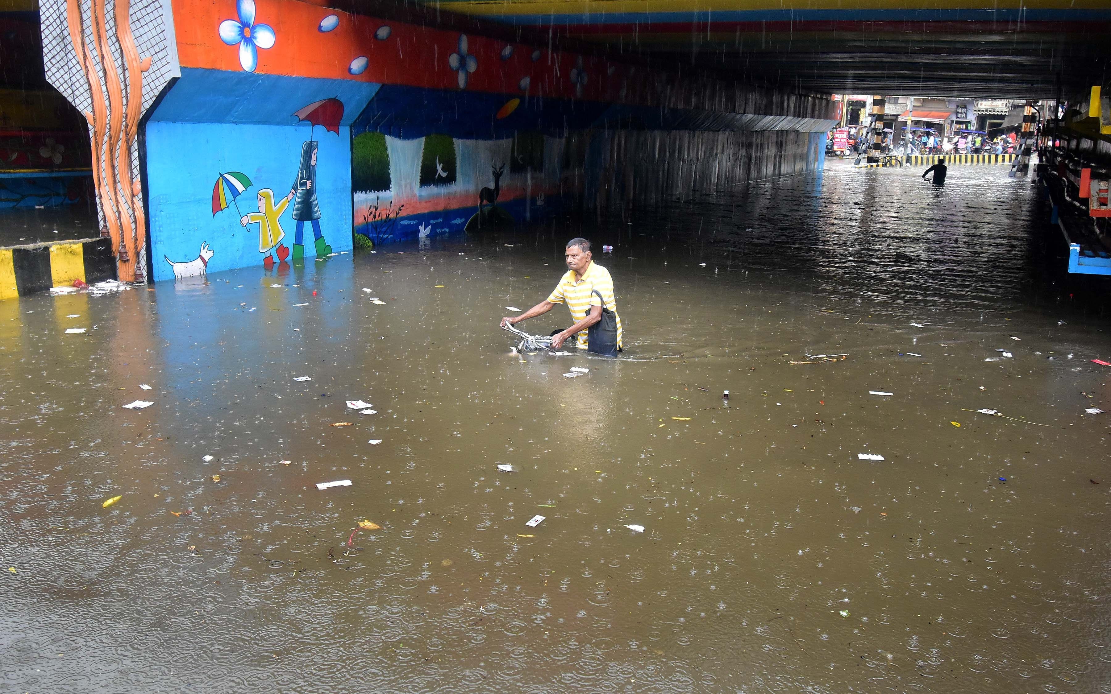 In one and a half hours of rain, the streets of the city became Talalaiya In one and a half hours of rain, the streets of the city became Talalaiya