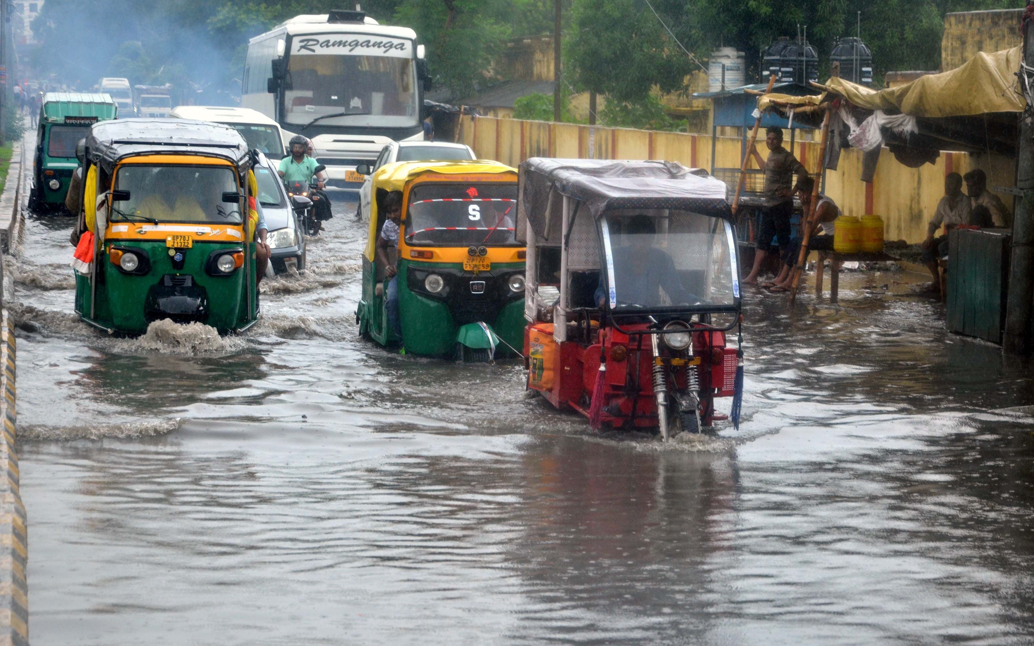 In one and a half hours of rain, the streets of the city became Talalaiya In one and a half hours of rain, the streets of the city became Talalaiya
