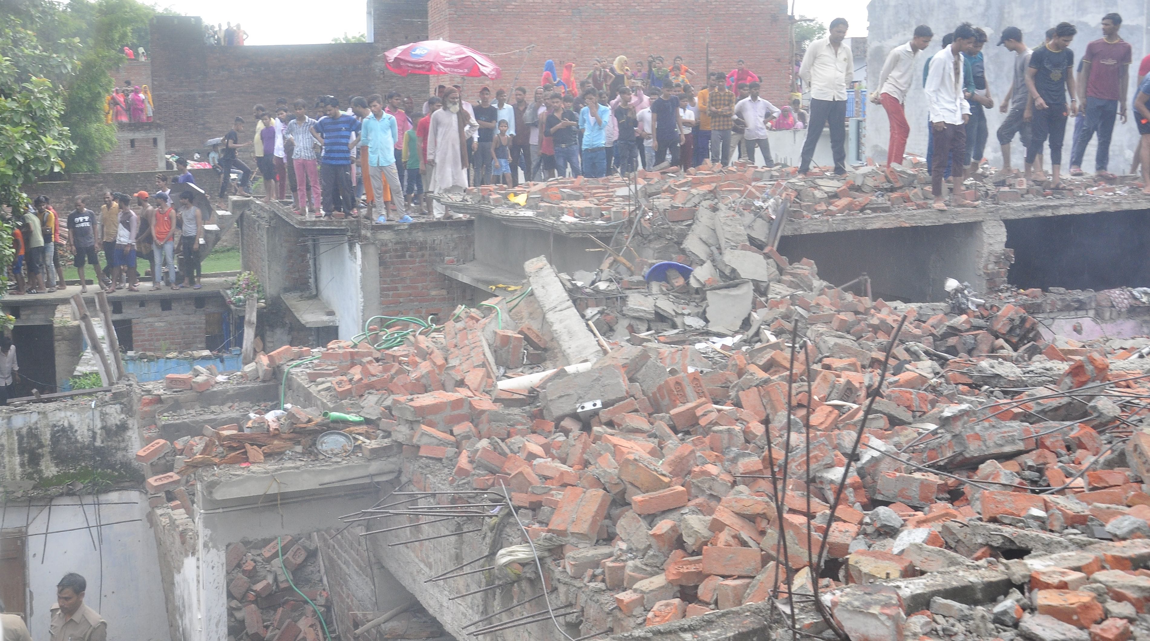जहानाबाद के मोहल्ला जोशी टोला में हादसे के बाद छत पर पड़ा मलवा व मौके पर लगी लोगों पर लगी भीड़। सं? जहानाबाद के मोहल्ला जोशी टोला में हादसे के बाद छत पर पड़ा मलवा व मौके पर लगी लोगों पर लगी भीड़। सं?