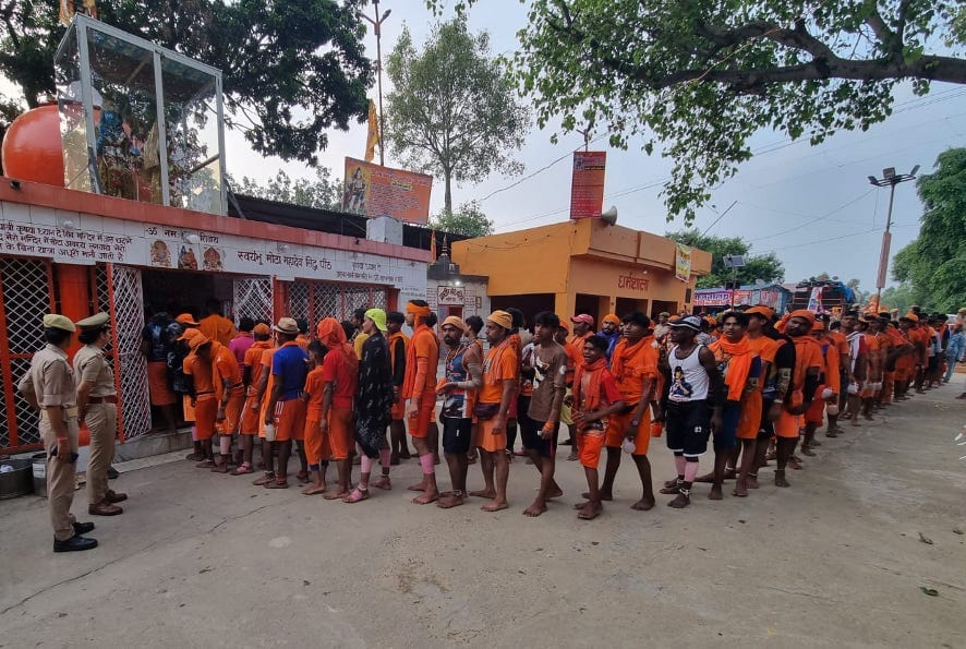 मंडावली के मोटा महादेव मंदिर पर जलाभिषेक के लिए लाइन में खड़े शिवभक्त। मंडावली के मोटा महादेव मंदिर पर जलाभिषेक के लिए लाइन में खड़े शिवभक्त।
