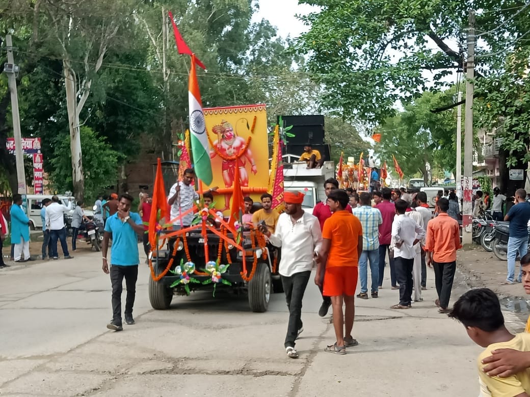 नगरा कस्बा स्थित दुर्गा मंदिर परिसर से निकाला गया महावीरी झंडा जुलूस में आगे-आगे चलता महावीरी जी नगरा कस्बा स्थित दुर्गा मंदिर परिसर से निकाला गया महावीरी झंडा जुलूस में आगे-आगे चलता महावीरी जी