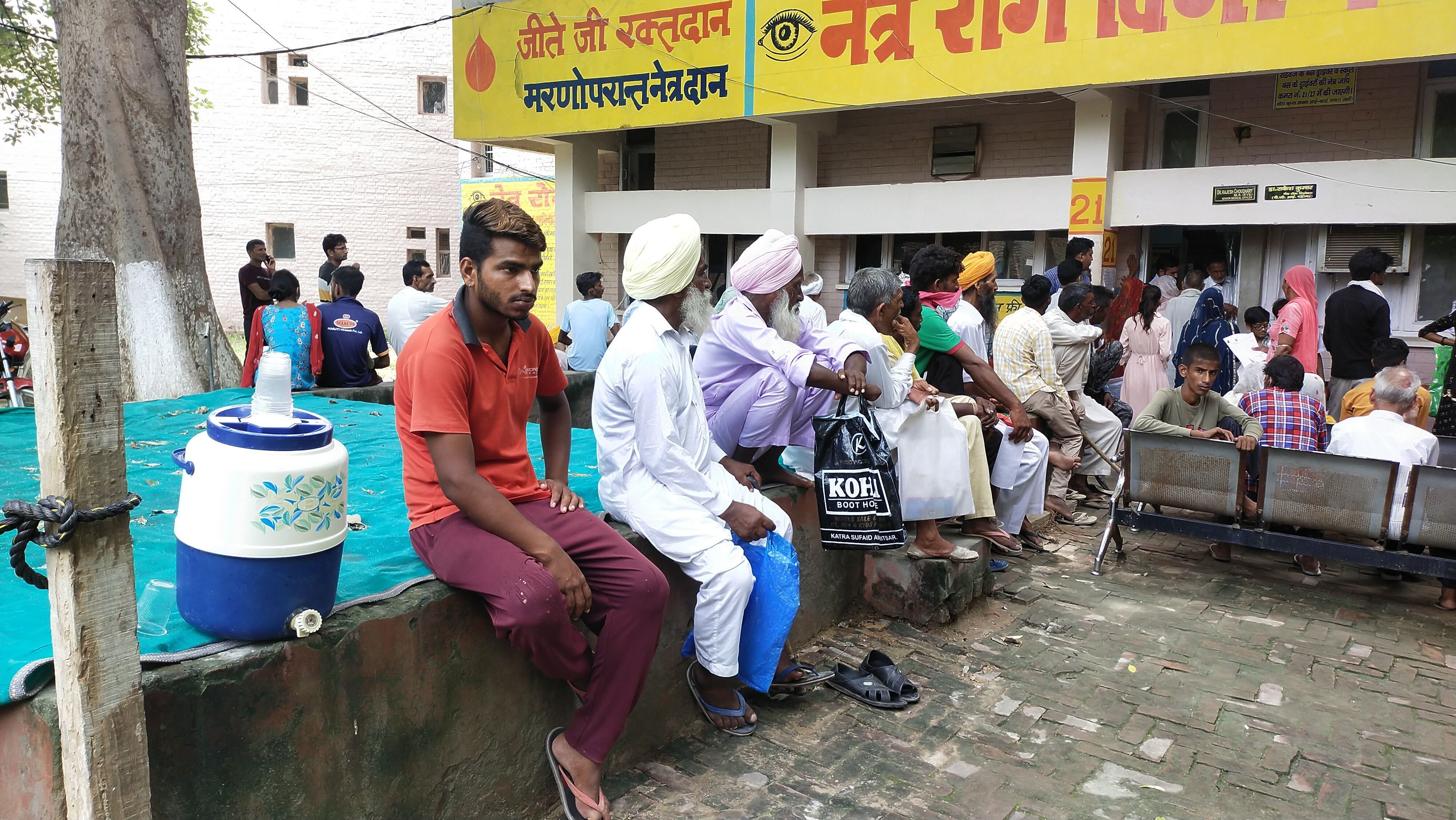 नागरिक अस्पताल में बैठने की जगह न मिलने पर टंकी पर बैठे हुए लोग।