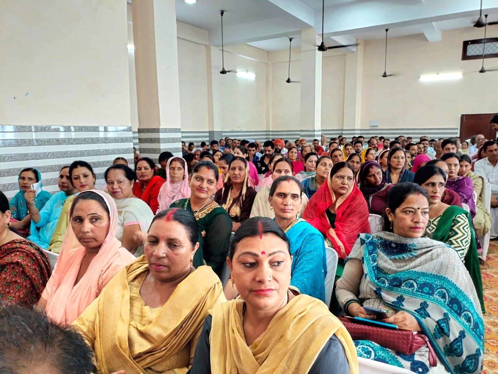नाहन में हुए भाजपा के पंच परमेश्वर सम्मेलन में मौजूद महिला कार्यकर्ता। संवाद नाहन में हुए भाजपा के पंच परमेश्वर सम्मेलन में मौजूद महिला कार्यकर्ता। संवाद