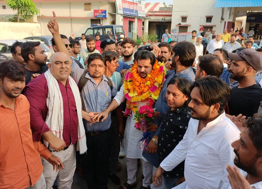 नजीबाबाद में फिल्म प्रोड्यूसर वसीम कुरैशी का स्वागत करते नागरिक। नजीबाबाद में फिल्म प्रोड्यूसर वसीम कुरैशी का स्वागत करते नागरिक।
