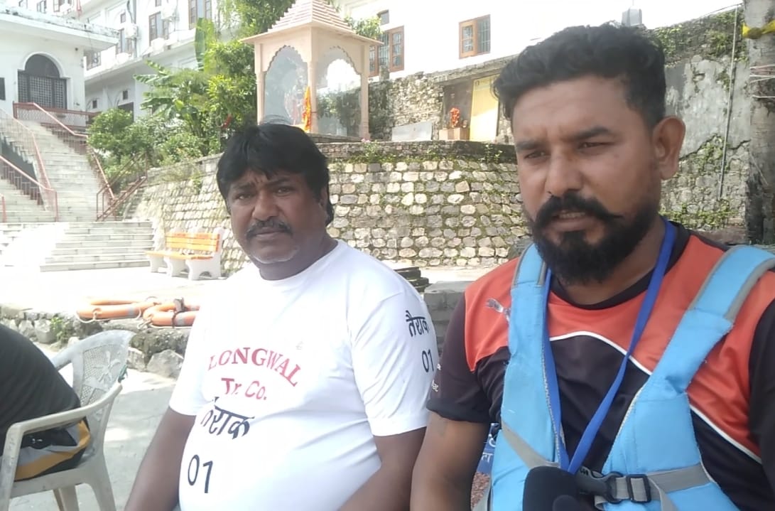 पांवटा के यमुनाघाट पर तैनात गोताखोर। संवाद