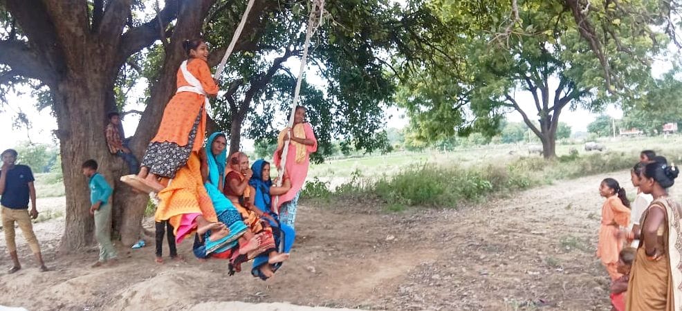 शाह में झूला झूलतीं महिलाएं। संवाद शाह में झूला झूलतीं महिलाएं। संवाद