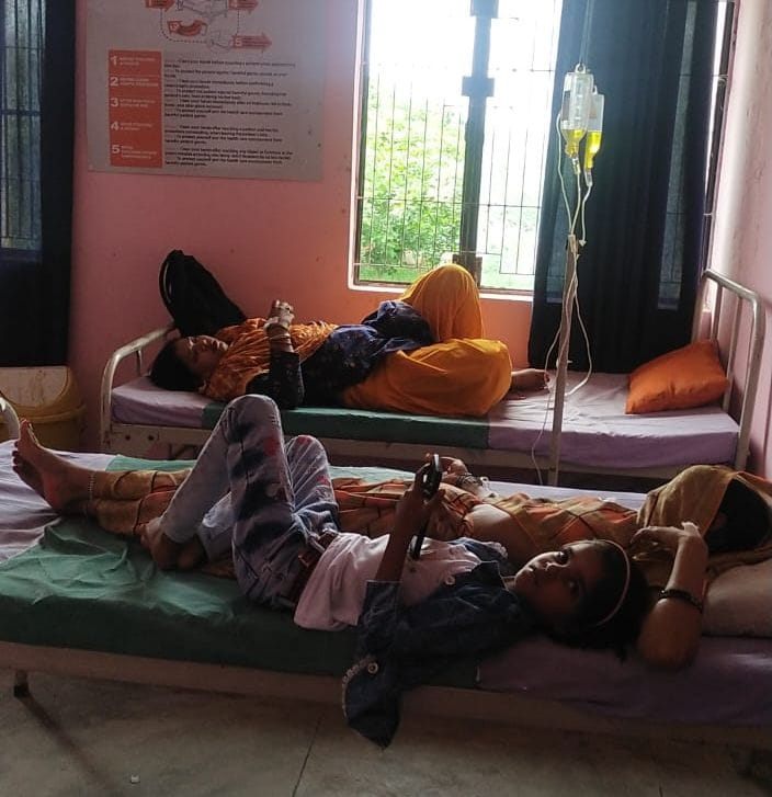 ऐरवाकटरा अस्पताल में भर्ती बुखार से पीड़ित मरीज। संवाद