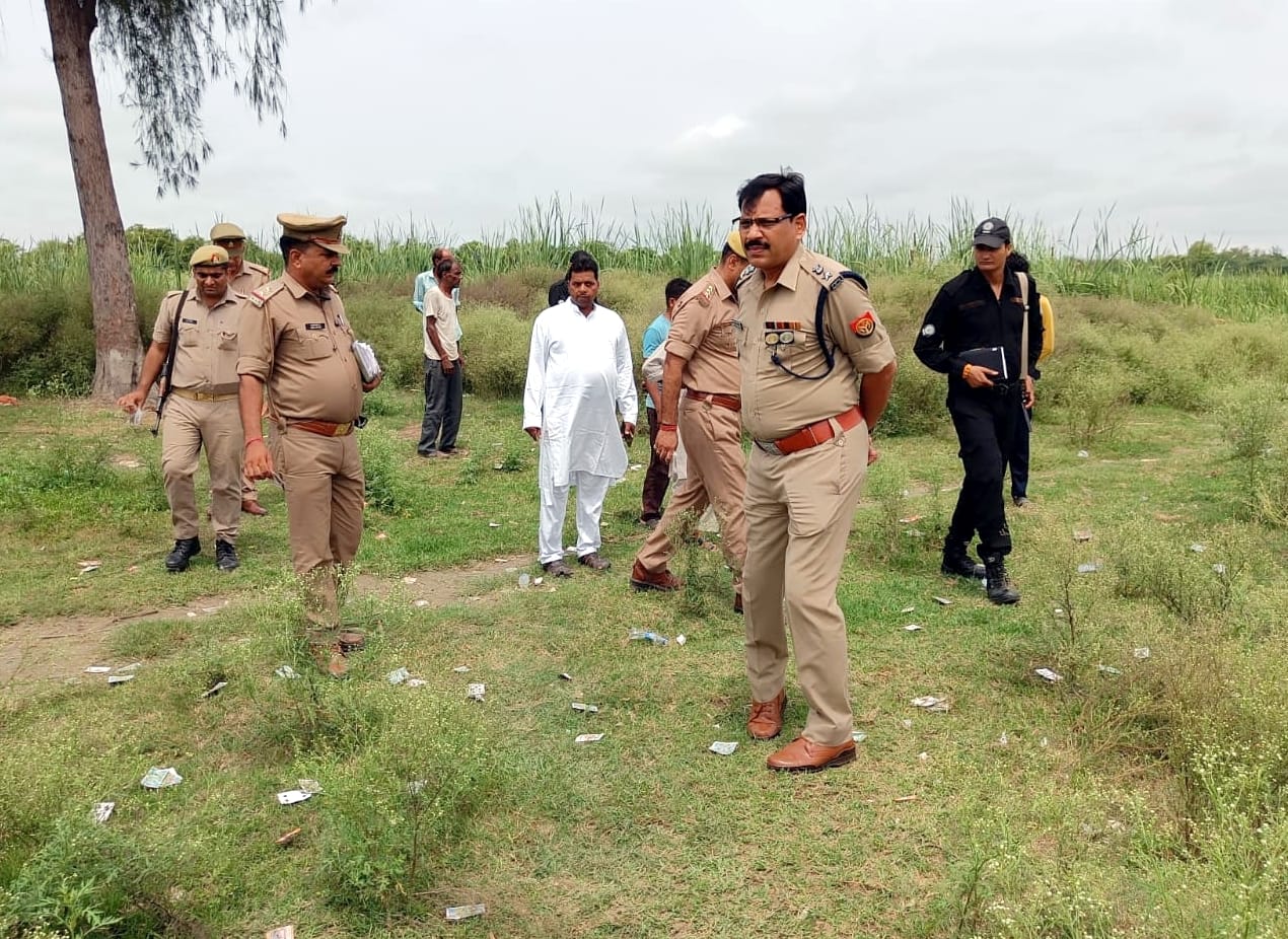बिजनौर में विदुर कुटी के पास किशोर की हत्या के बाद घटना स्थल की जांच करने पहुंचे एसपी दिनेश सिंह।