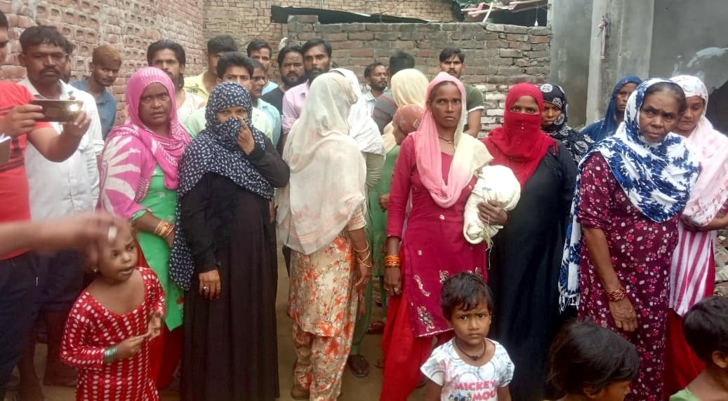 बिजनौर में विदुर कुटी के पास किशोर की हत्या के बाद उसके घर के बाहर जमा भीड़।