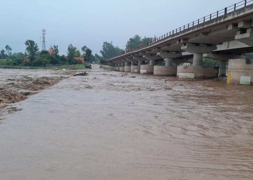 बिजनौर : नजीबाबाद के भागूवाला के कोटावाली नदी रपटे पर बढ़ा जलस्तर। बिजनौर : नजीबाबाद के भागूवाला के कोटावाली नदी रपटे पर बढ़ा जलस्तर।