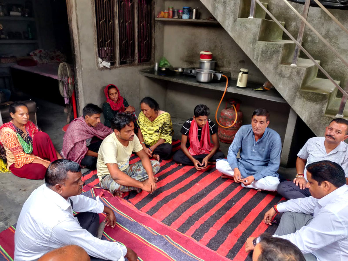 बीर सिंह के घर जाकर परिवार को सांत्वना देते मेयर संजीव वालिया बीर सिंह के घर जाकर परिवार को सांत्वना देते मेयर संजीव वालिया