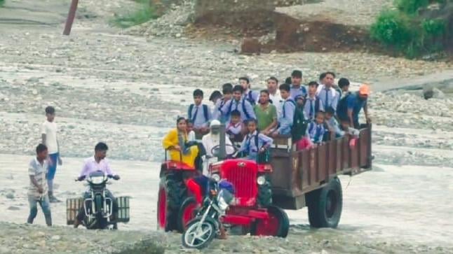 बादशाहीबाग में ट्रैक्टर-ट्राली में सवार होकर नदी पार करते स्कूली बच्चें बादशाहीबाग में ट्रैक्टर-ट्राली में सवार होकर नदी पार करते स्कूली बच्चें