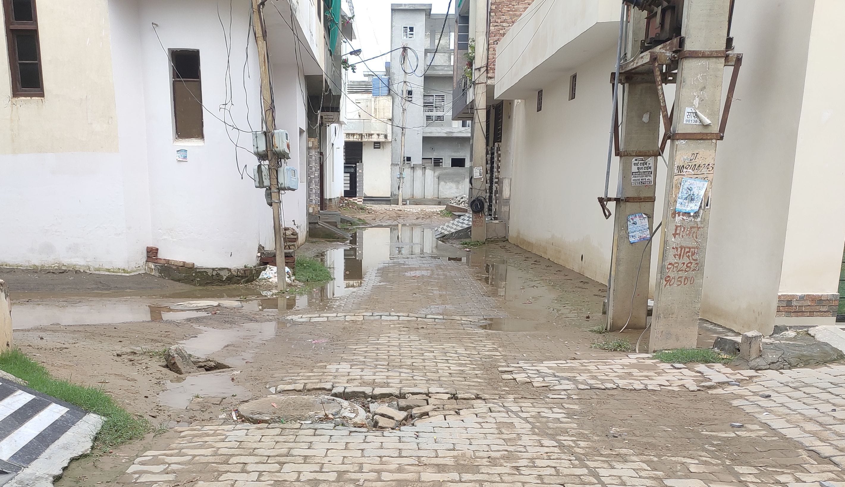 चौधरी कॉलोनी में धंसा सीवर मेनहोल के पास का हिस्सा। चौधरी कॉलोनी में धंसा सीवर मेनहोल के पास का हिस्सा।