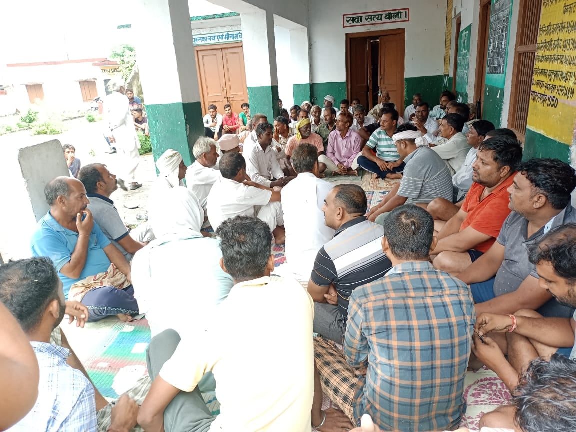ढिक्का टपरी स्कूल में धरना देते ग्रामीण ढिक्का टपरी स्कूल में धरना देते ग्रामीण