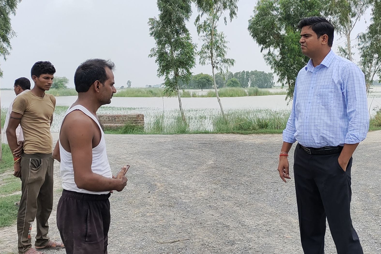 गांव कुतुलूपुर में ग्रामीणों से जानकारी करते एसडीएम गौरव शुक्ला। संवाद गांव कुतुलूपुर में ग्रामीणों से जानकारी करते एसडीएम गौरव शुक्ला। संवाद