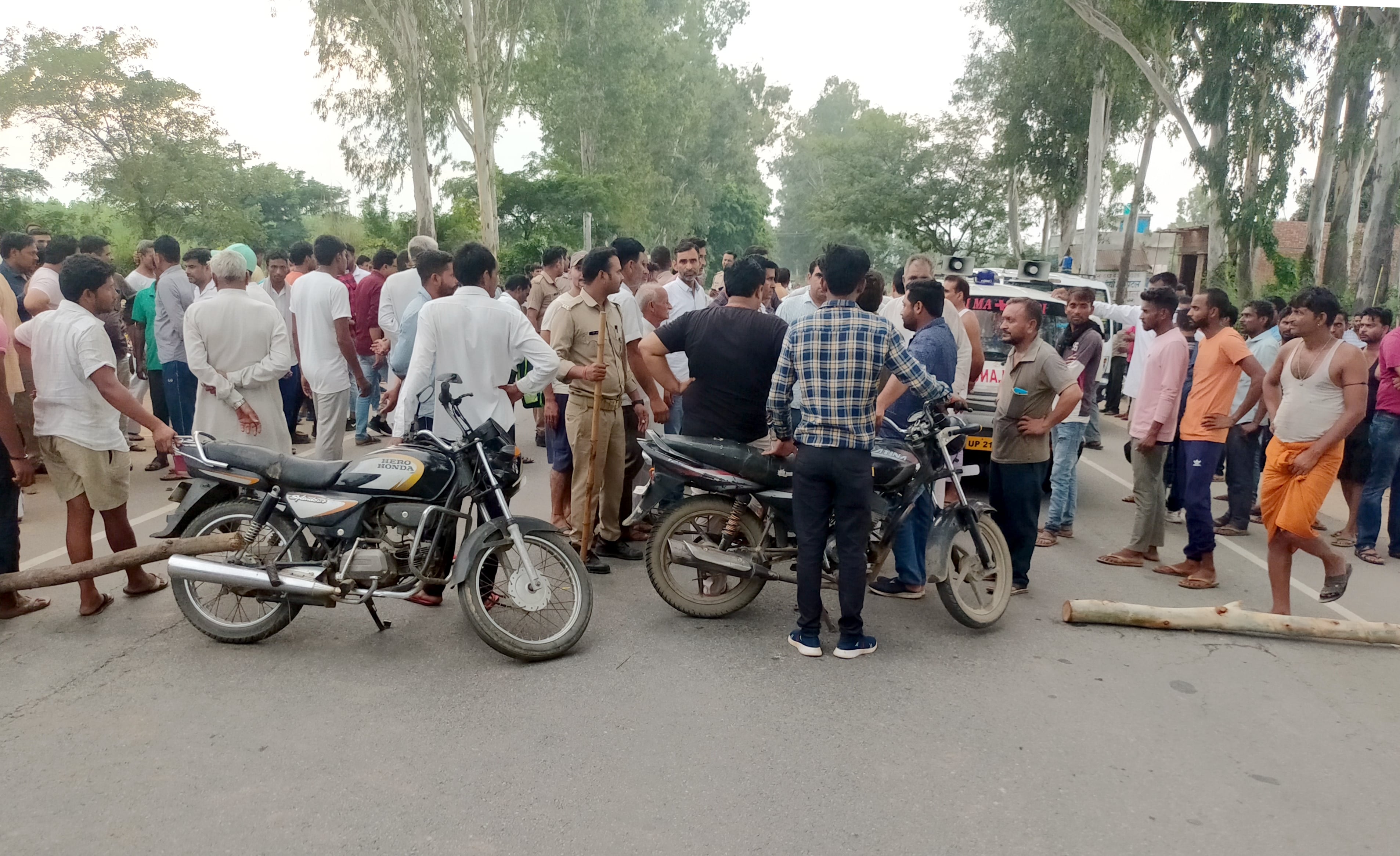 हल्दौर में सड़क दुर्घटना में छात्र की मौत के विरोध में बिजनौर-मुरादाबाद हाईवे पर जाम लगाते हुए ग् हल्दौर में सड़क दुर्घटना में छात्र की मौत के विरोध में बिजनौर-मुरादाबाद हाईवे पर जाम लगाते हुए ग्