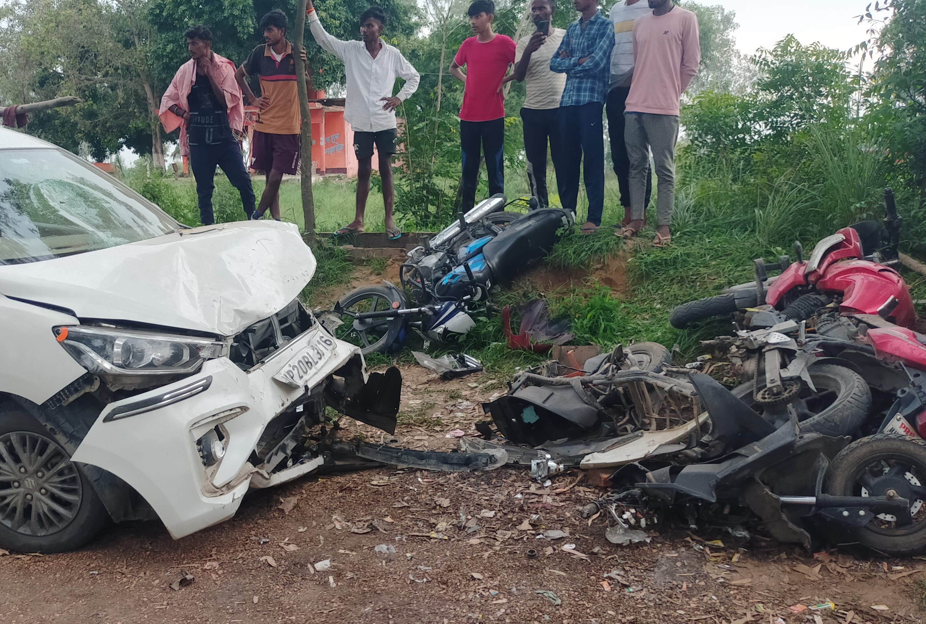 हल्दौर में सड़क दुर्घटना में क्षतिग्रस्त बाइक और कार। हल्दौर में सड़क दुर्घटना में क्षतिग्रस्त बाइक और कार।