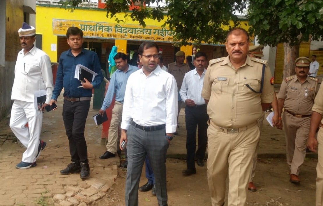 हाथरस : मतदान के दौरान प्राथमिक विद्यालय गढ़ी परती बनारसी पोलिंग बूध का निरीक्षण करते डीएम, एसपी।