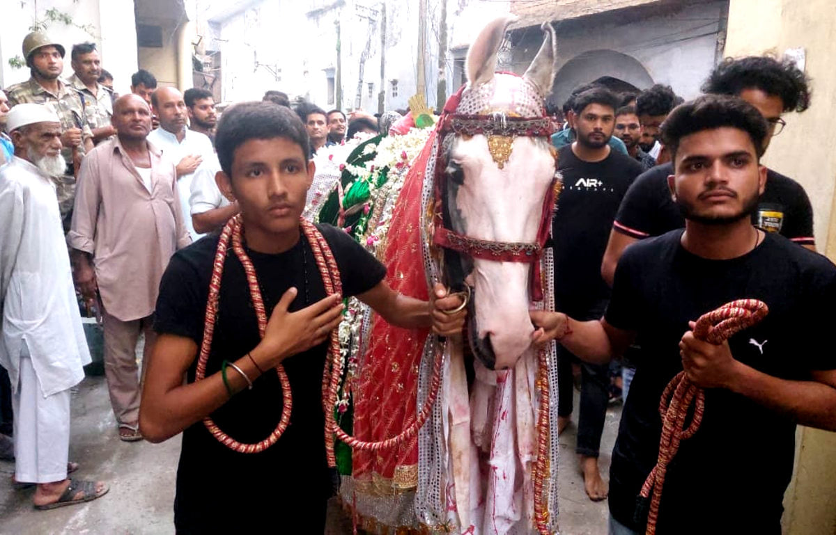 इमाम बारगाह से निकले मोहर्रम के मातमी जुलूस में शामिल सौगावार इमाम बारगाह से निकले मोहर्रम के मातमी जुलूस में शामिल सौगावार