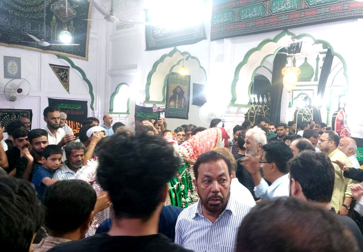 इमाम बारगाह से निकले मोहर्रम के मातमी जुलूस में शामिल सौगावार इमाम बारगाह से निकले मोहर्रम के मातमी जुलूस में शामिल सौगावार