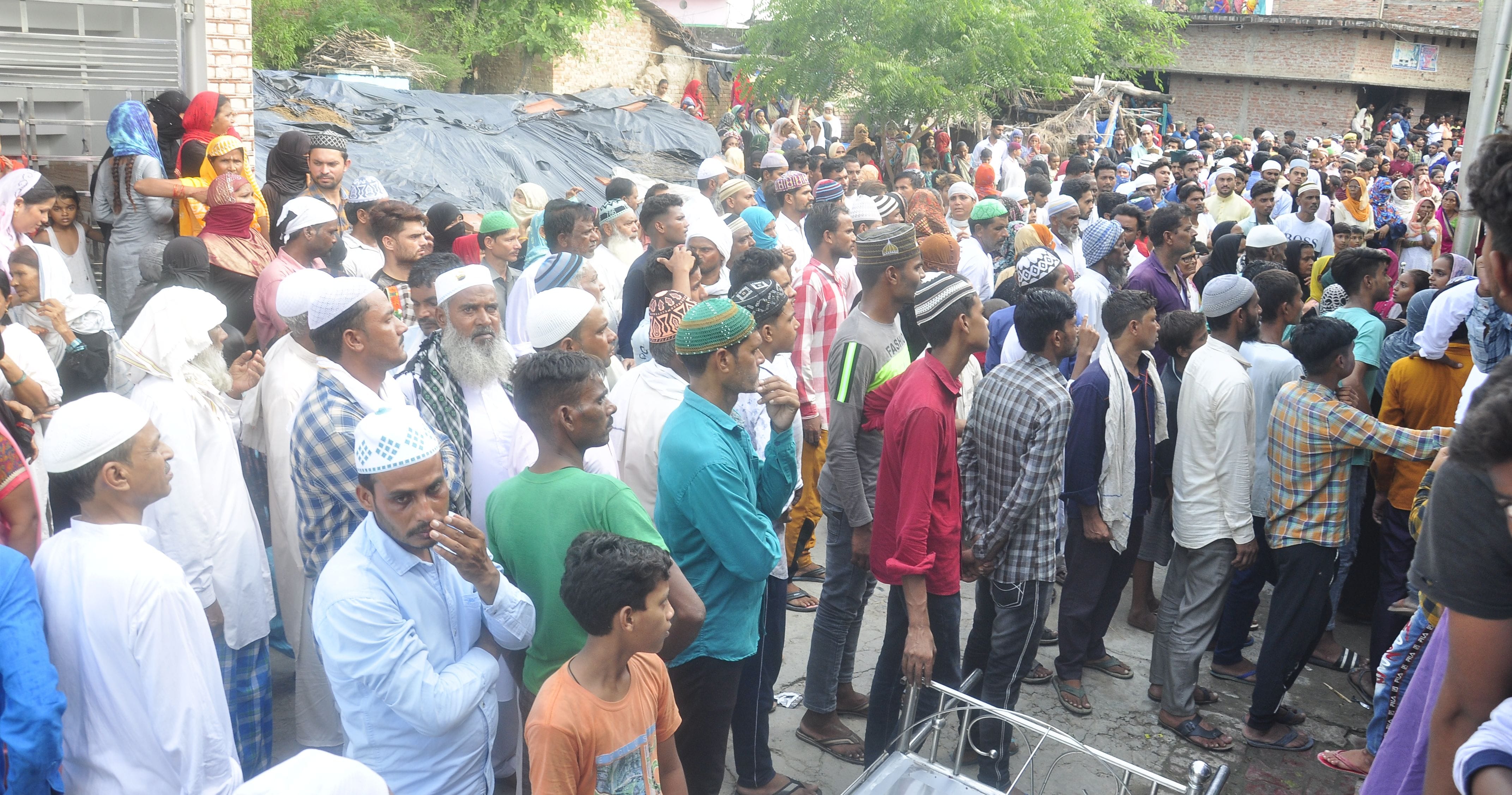 जहानाबाद में घर के वाहर लगी भीड़। संवाद जहानाबाद में घर के वाहर लगी भीड़। संवाद