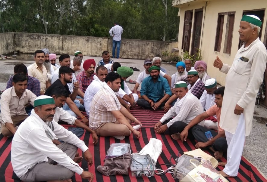 नजीबाबाद में धरना सभा में बोलते वीरेश राणा। नजीबाबाद में धरना सभा में बोलते वीरेश राणा।