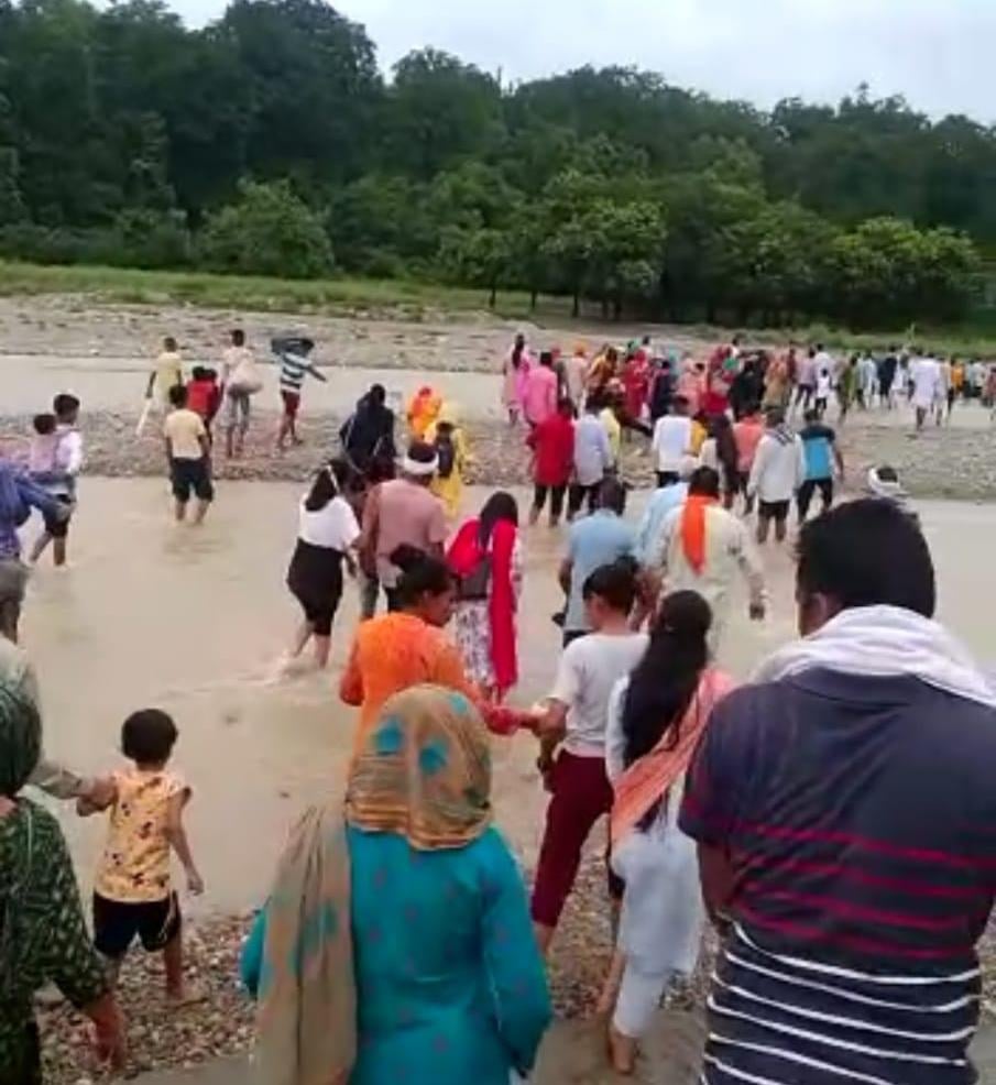 नदी पार कर देवी दर्शनों के लिए जाती श्रद्धालुओं की भीड़ नदी पार कर देवी दर्शनों के लिए जाती श्रद्धालुओं की भीड़
