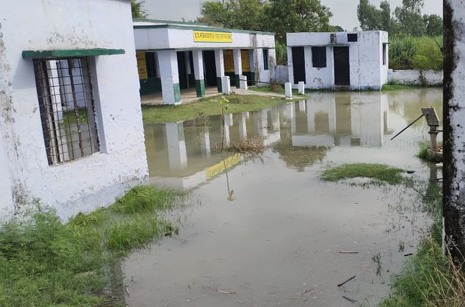 प्राथमिक विद्यालय माखन नगला में भरा बाढ़ का पानी। संवाद प्राथमिक विद्यालय माखन नगला में भरा बाढ़ का पानी। संवाद