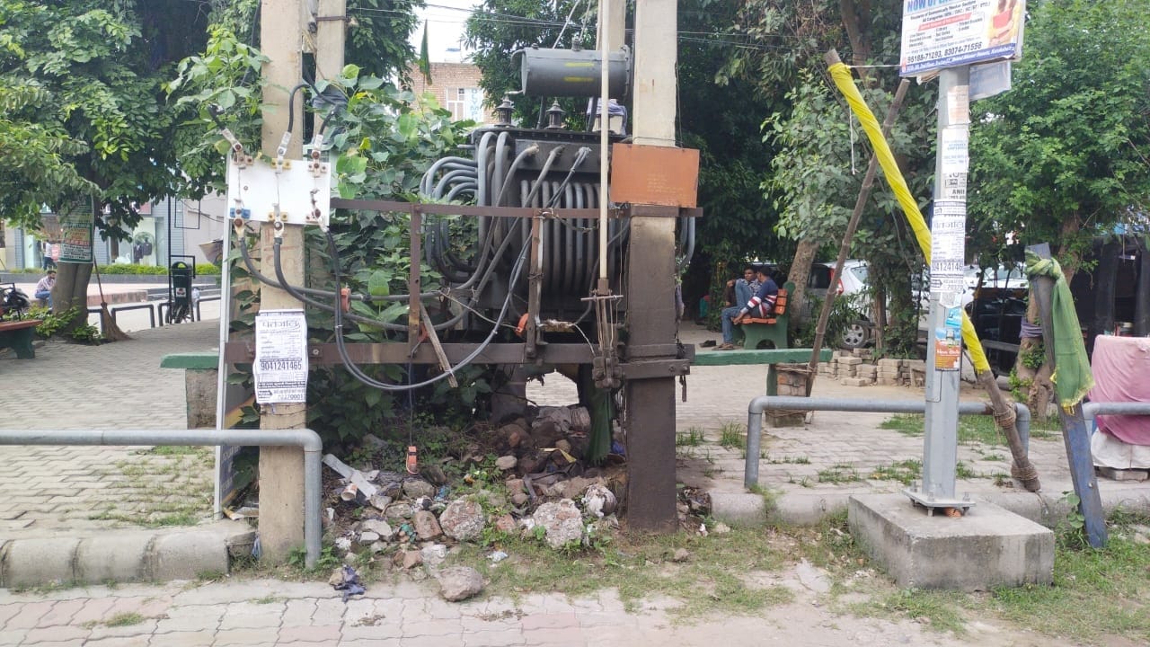 सेक्टर 17 में हादसों को न्योता दे रहा ट्रांसफार्मर। संवाद सेक्टर 17 में हादसों को न्योता दे रहा ट्रांसफार्मर। संवाद