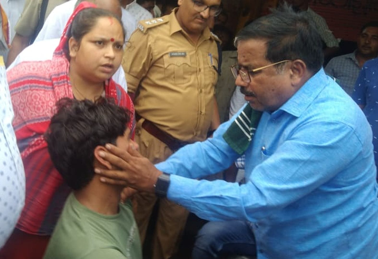 सुनील के पुत्र को ढांढस बंधाते विधायक नागेंद्र सिंह राठौर। संवाद