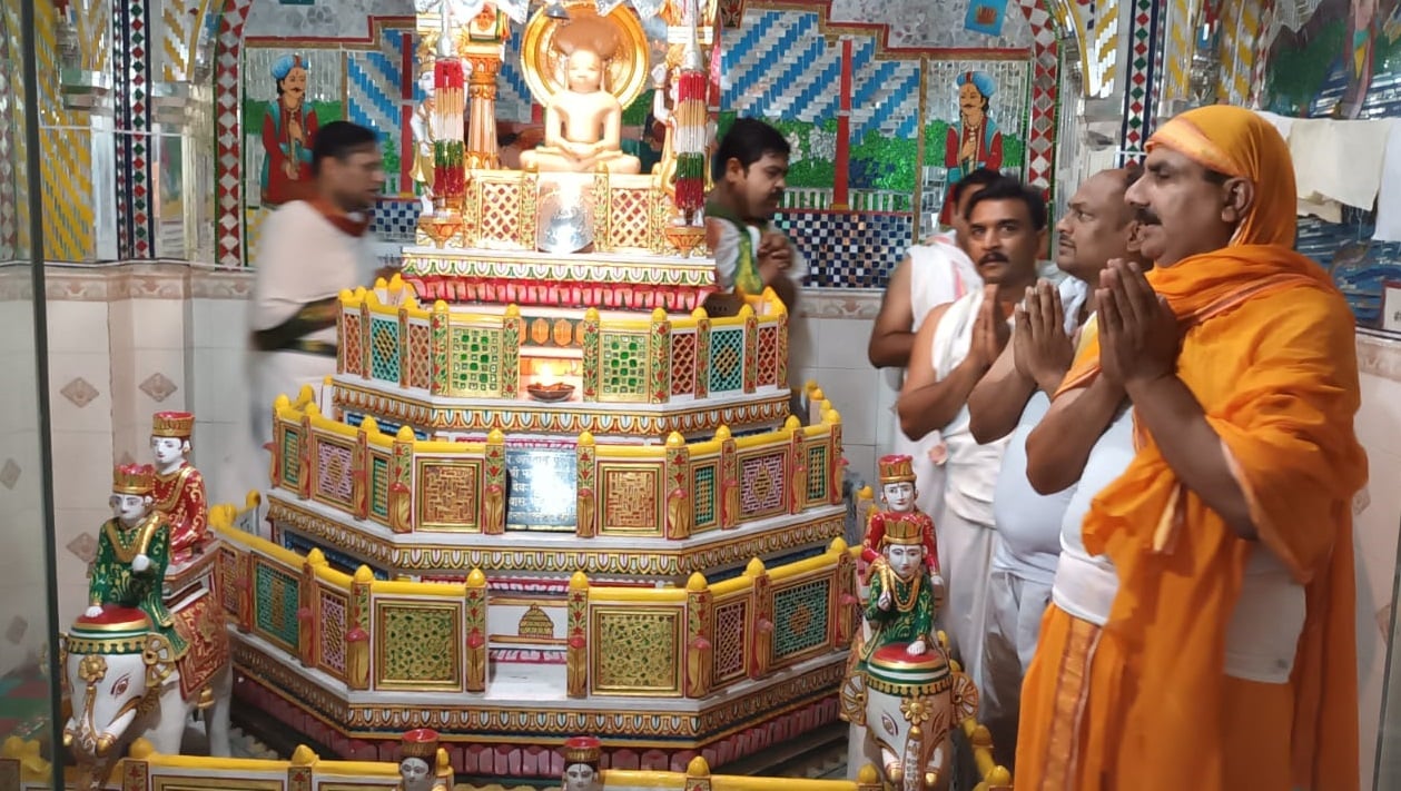 सरसावा में पूजा अर्चना करते जैन समाज के लोग सरसावा में पूजा अर्चना करते जैन समाज के लोग