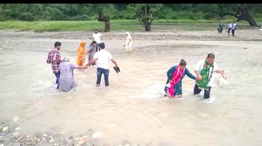 सिद्धपीठ श्री शाकंभरी देवी में नदी पार करते श्रद्धालु सिद्धपीठ श्री शाकंभरी देवी में नदी पार करते श्रद्धालु