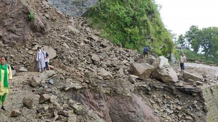 नदियों का रौद्र रूप: बारिश ने मचाई तबाही, रातभर रही अफरा-तफरी, देखें दहशत में लोगों का हाल बयां करती तस्वीरें कोटद्वार में पहाड़ी से सड़क पर आया मलबा।