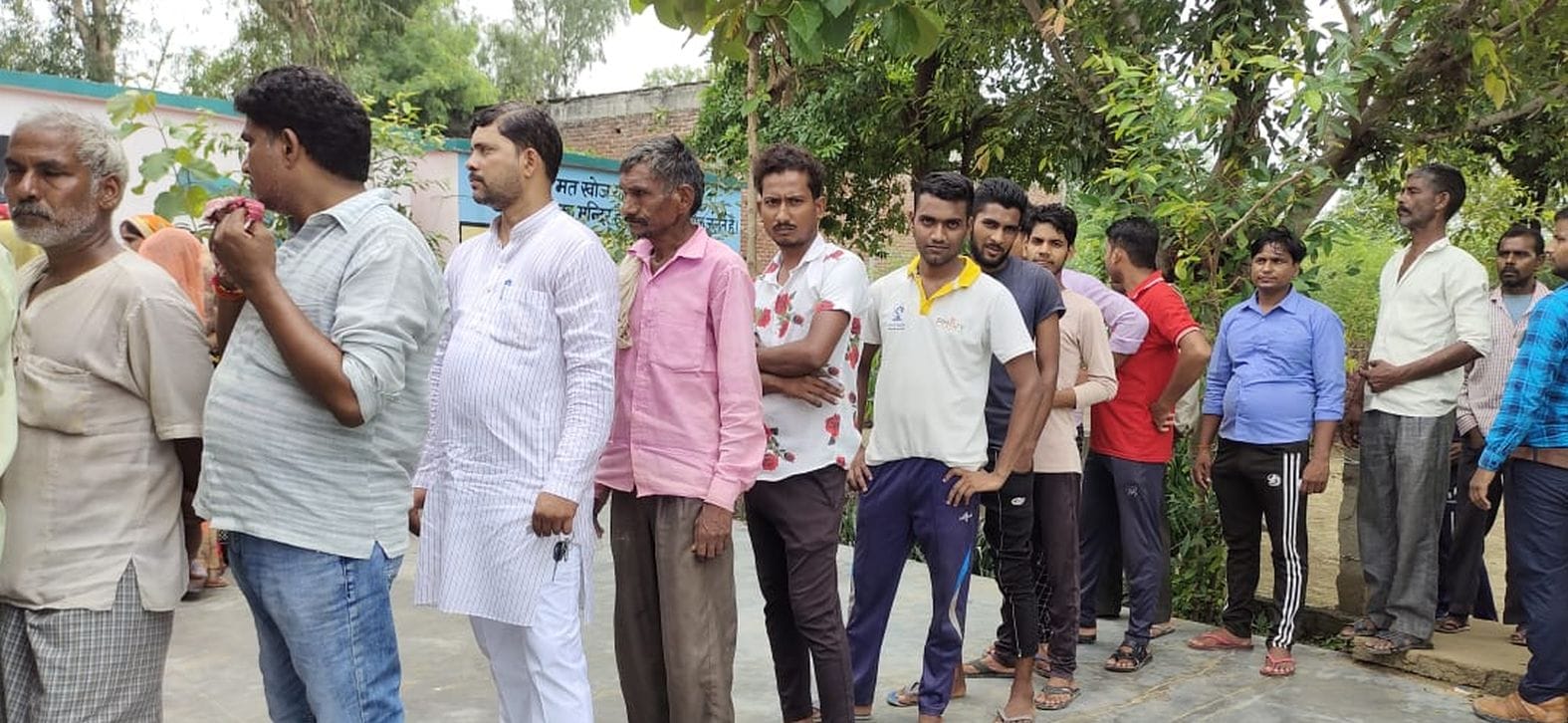 गांव चौकी रघुनंदनपुर के बूथ पर मतदान के लिए लाइन में लगे लोग। संवाद गांव चौकी रघुनंदनपुर के बूथ पर मतदान के लिए लाइन में लगे लोग। संवाद