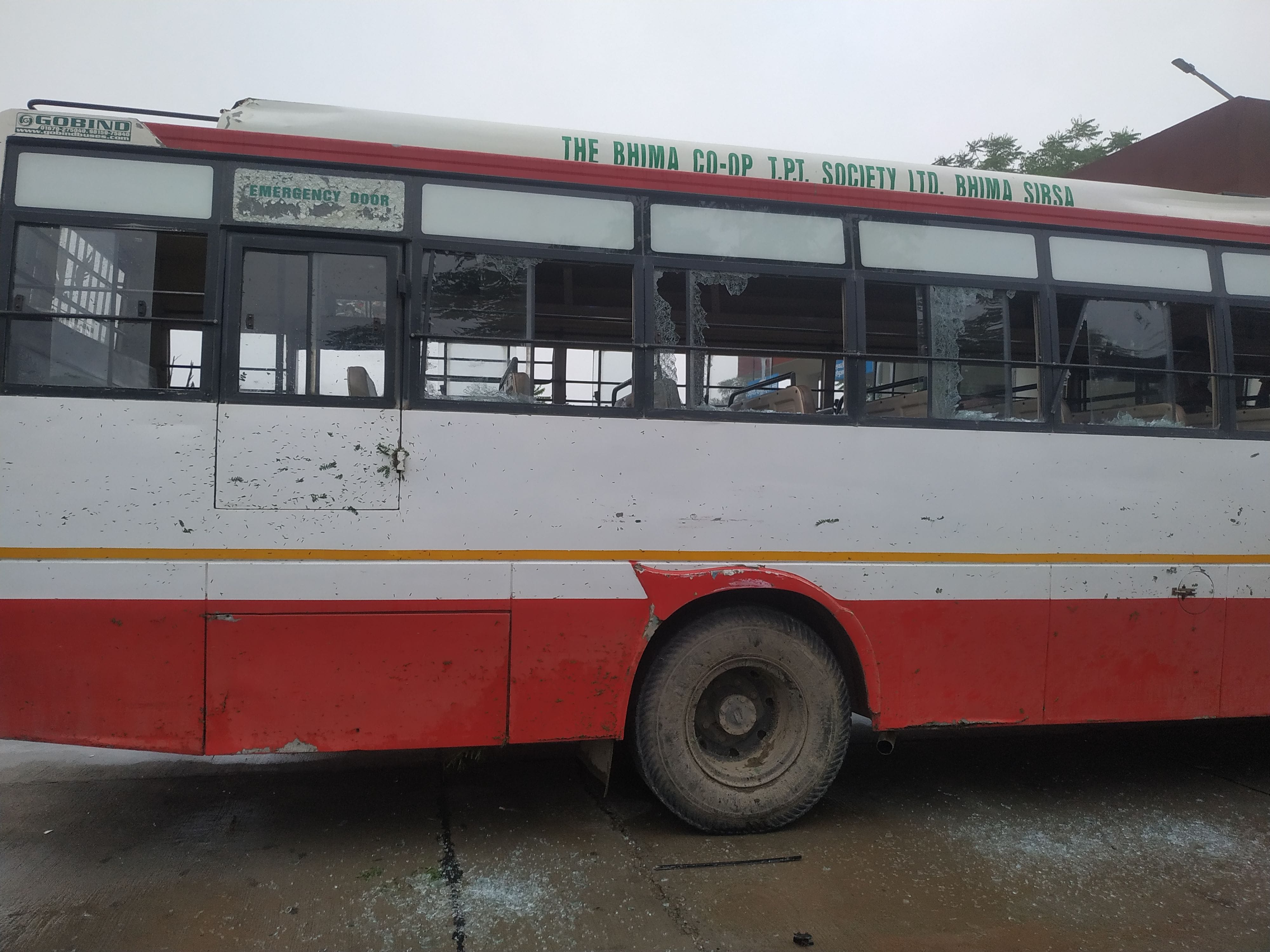 कालांवाली में हादसे के बाद खड़ी बस और टूटे पड़े शीशे। कालांवाली में हादसे के बाद खड़ी बस और टूटे पड़े शीशे।