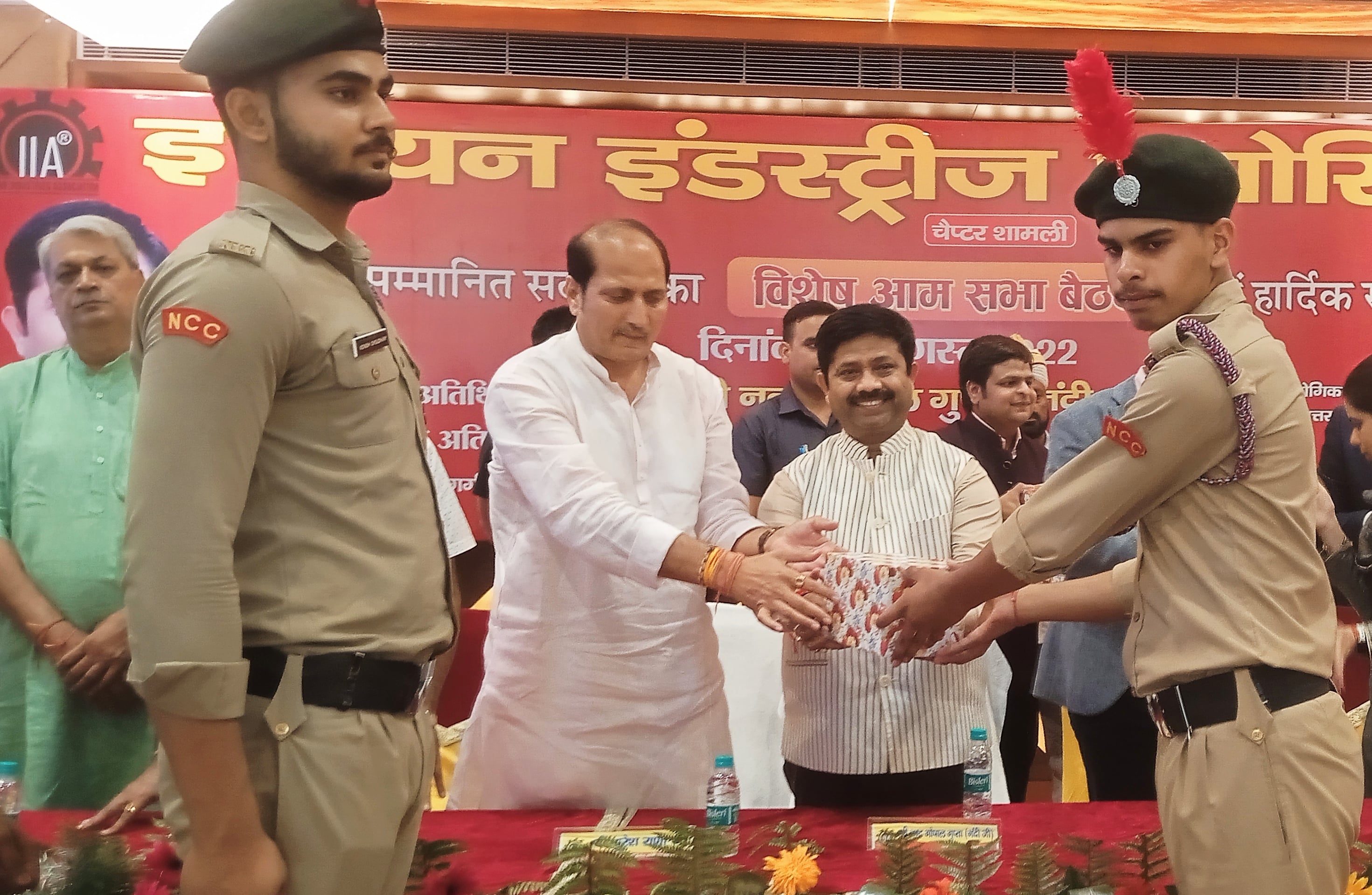 कैराना रोड स्थित होटल में आईआईए के कार्यक्रम में एनसीसी कैडेट को सम्मानित करते कैबिनेट मंत्री न? कैराना रोड स्थित होटल में आईआईए के कार्यक्रम में एनसीसी कैडेट को सम्मानित करते कैबिनेट मंत्री न?