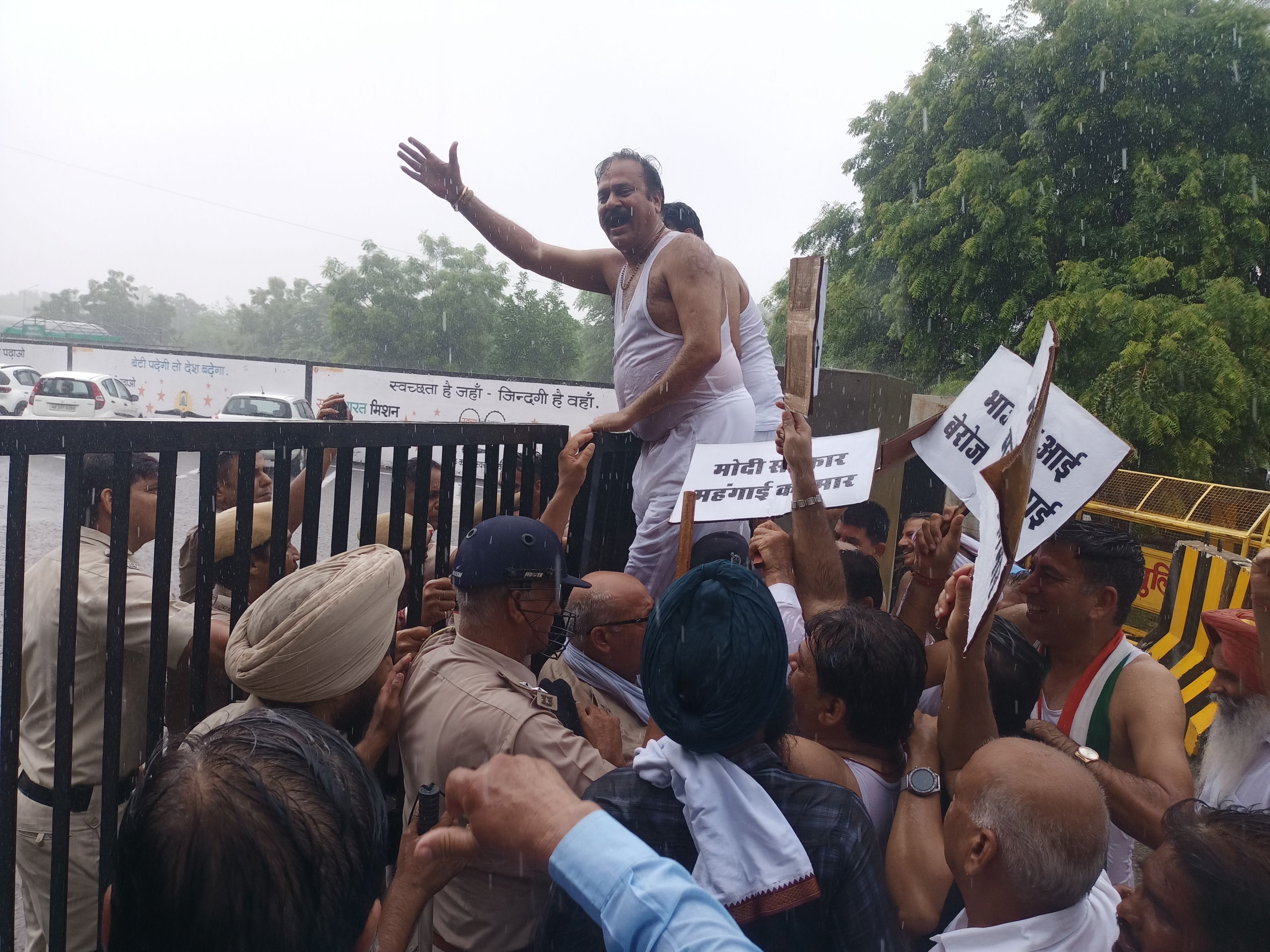लघु सचिवालय के गेट पर अर्धनंग्न होकर विरोध प्रदर्शन करते हुए कांग्रेस कार्यकर्ता।