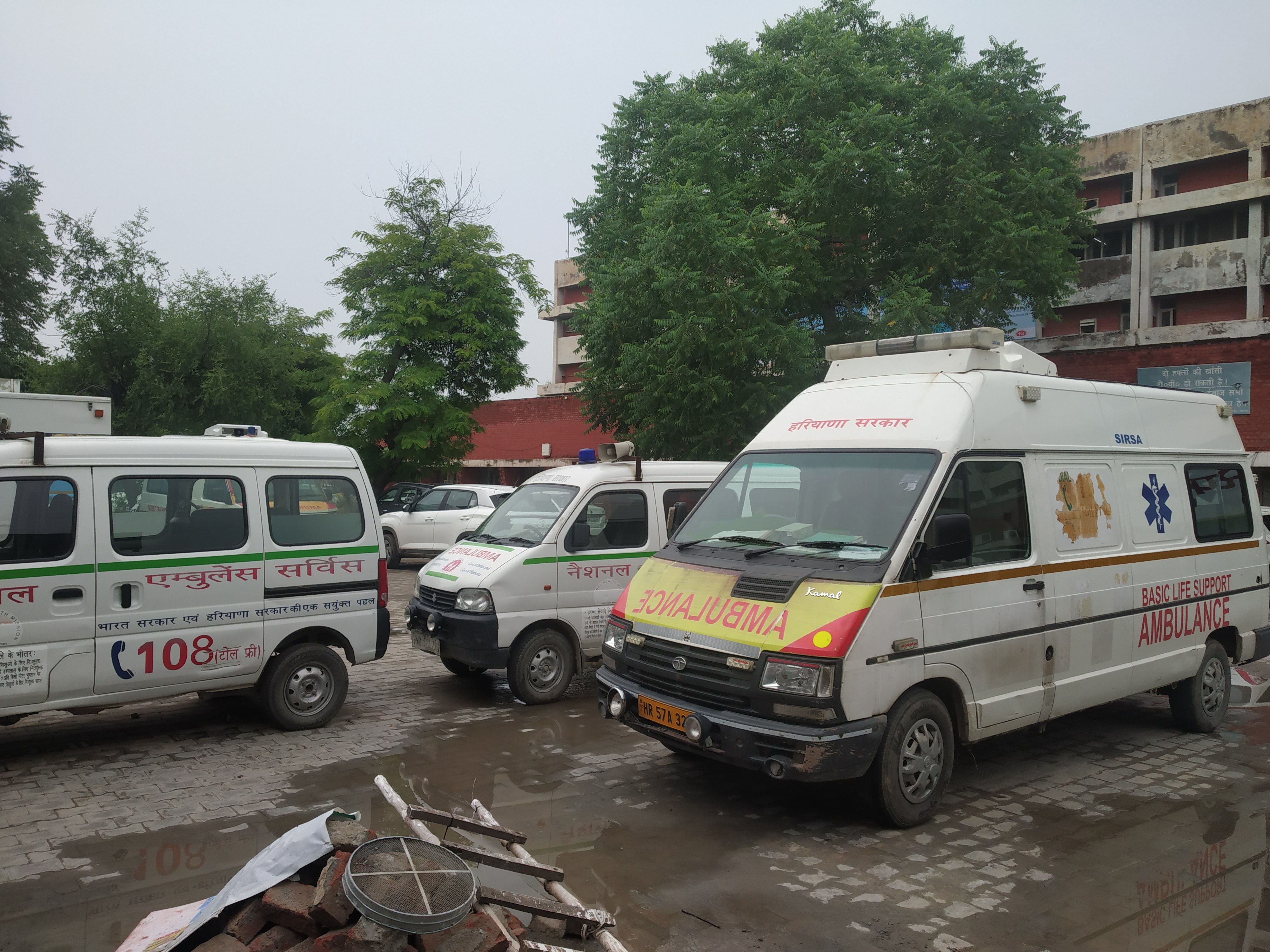 नागरिक अस्पताल में खड़ी एंबुलेंस।
