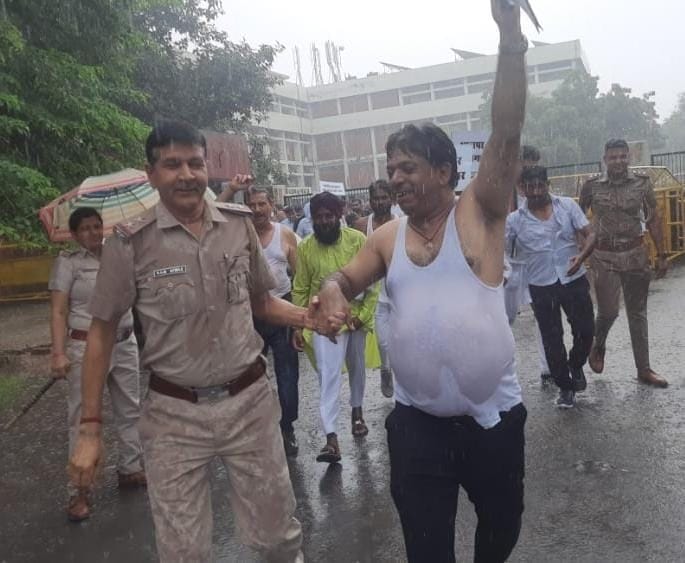 प्रदर्शन के दौरान गिरफ्तारी देते हुए कांग्रेस कार्यकर्ता।