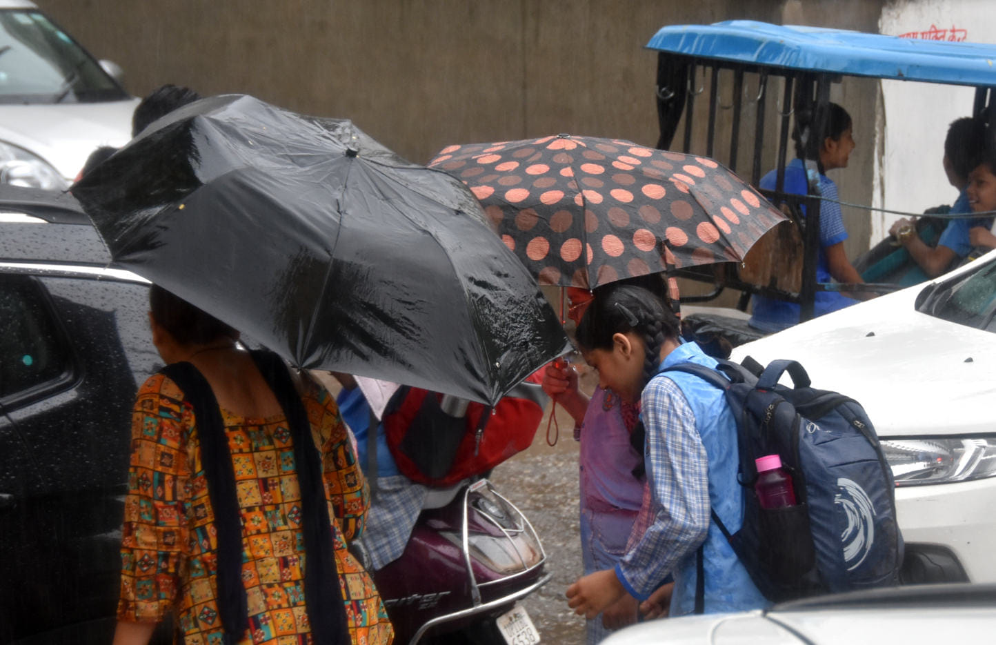 सहारनपुर में सुबह झमाझम हुई बरसात में स्कूली जाते बच्चे सहारनपुर में सुबह झमाझम हुई बरसात में स्कूली जाते बच्चे
