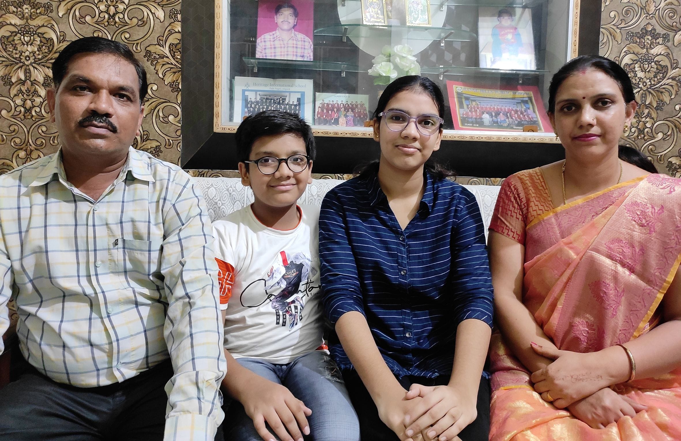 एएमयू दसवीं में तीसरा स्थान लाने वाली श्रेया अपने माता-पिता के साथ एएमयू दसवीं में तीसरा स्थान लाने वाली श्रेया अपने माता-पिता के साथ
