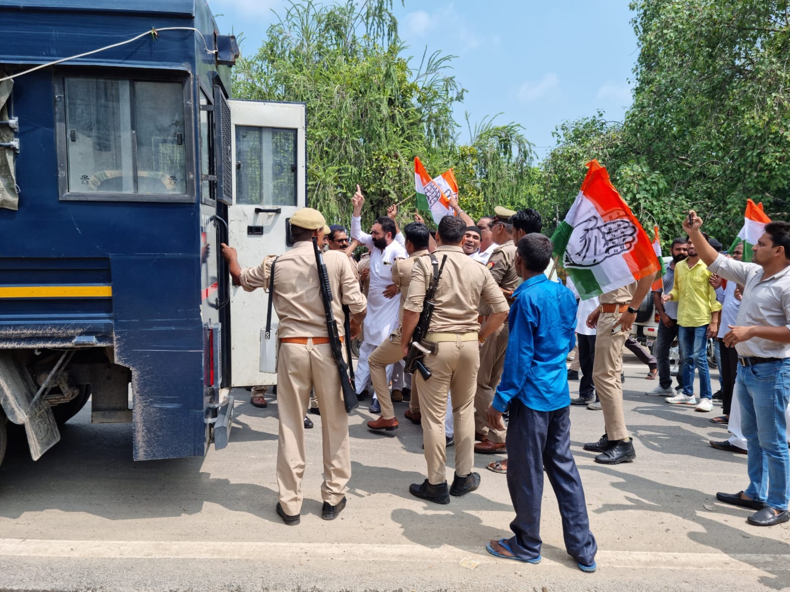 जुलूस निकाल रहे कांग्रेसियों को गाड़ी में भर्ती पुलिस। संवाद जुलूस निकाल रहे कांग्रेसियों को गाड़ी में भर्ती पुलिस। संवाद