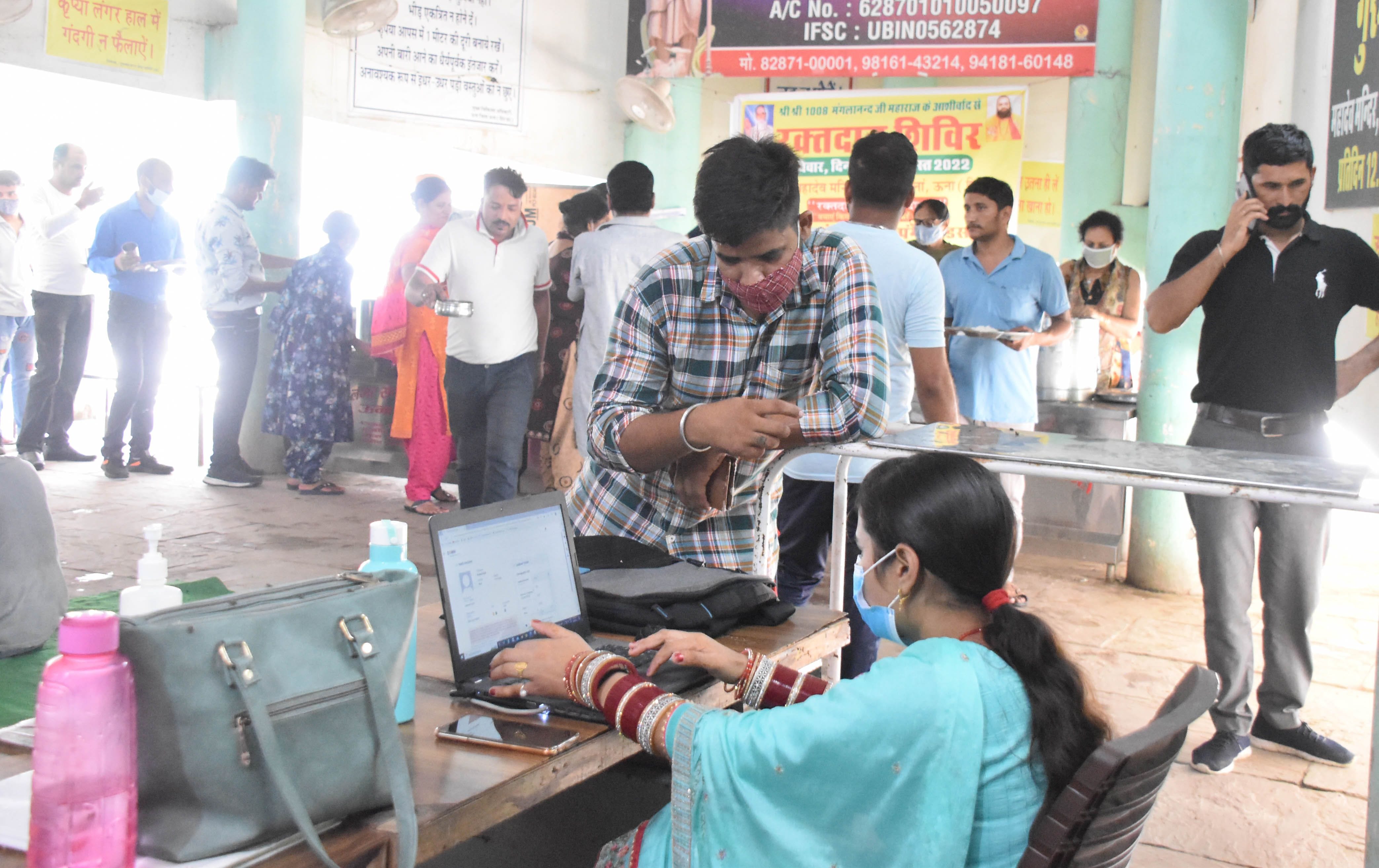 क्षेत्रीय अस्पताल ऊना में कोविड बूस्टर डोज लगवाने के लिए पंजीकरण करवाता युवक। संवाद क्षेत्रीय अस्पताल ऊना में कोविड बूस्टर डोज लगवाने के लिए पंजीकरण करवाता युवक। संवाद