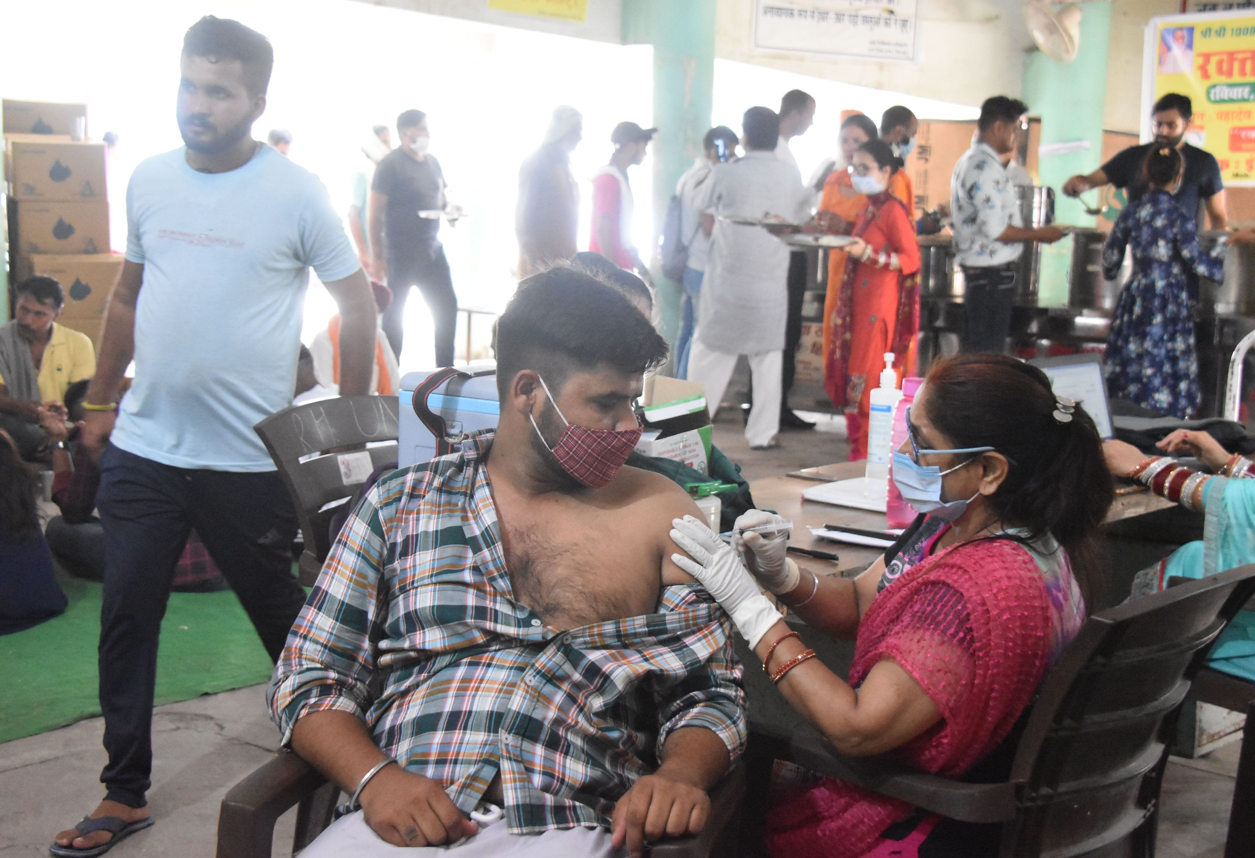 क्षेत्रीय अस्पताल ऊना में कोविड बूस्टर डोज लगवाता युवक। संवाद क्षेत्रीय अस्पताल ऊना में कोविड बूस्टर डोज लगवाता युवक। संवाद
